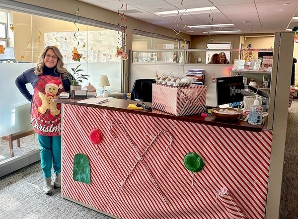 Karin Dale, Holiday Decorating Competition